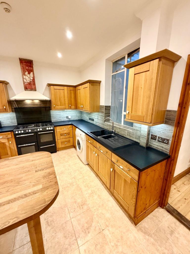 *** ONE BEDROOM FLAT , huge patio , I'll consider small pet *** BOOKED