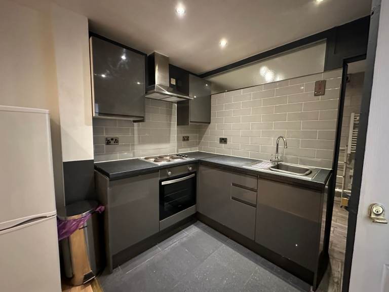 Studio Flat in the Heart of Cowley.