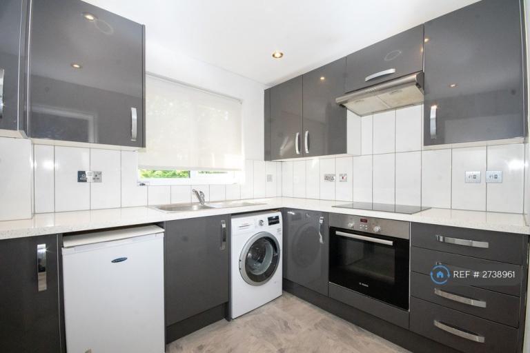 2 bedroom flat in Granville Place, Pinner, HA5 (2 bed) (#2738961)