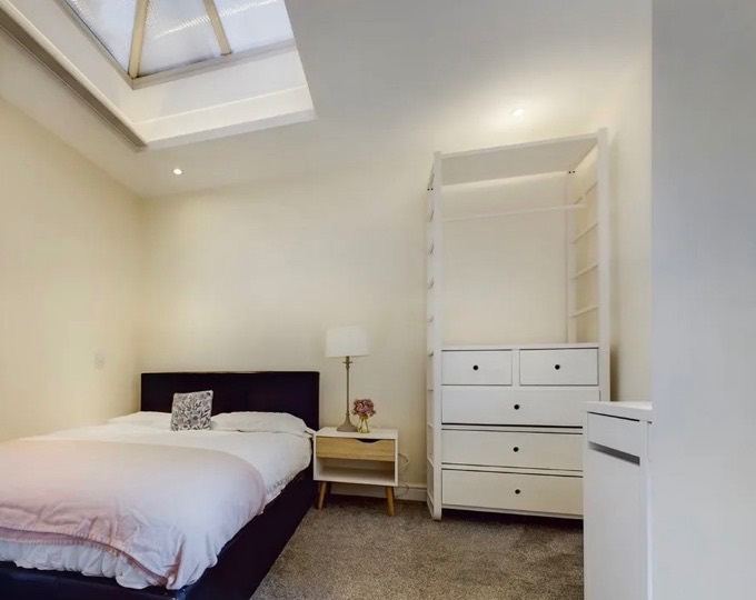 Double ensuite room to rent in Newington
