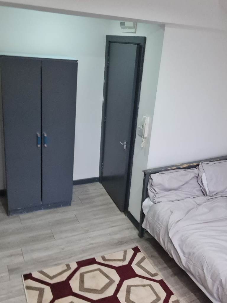 One bedroom flat bedsit BD13 to rent