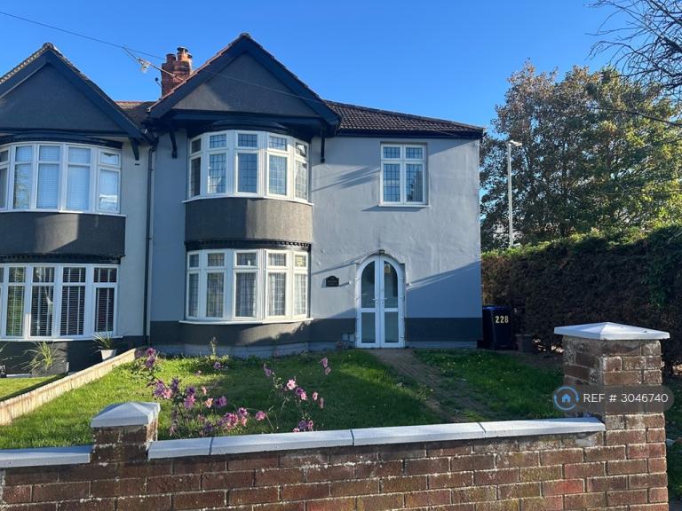 2 bedroom flat in Weedon Road, Northampton, NN5 (2 bed) (#3046740)