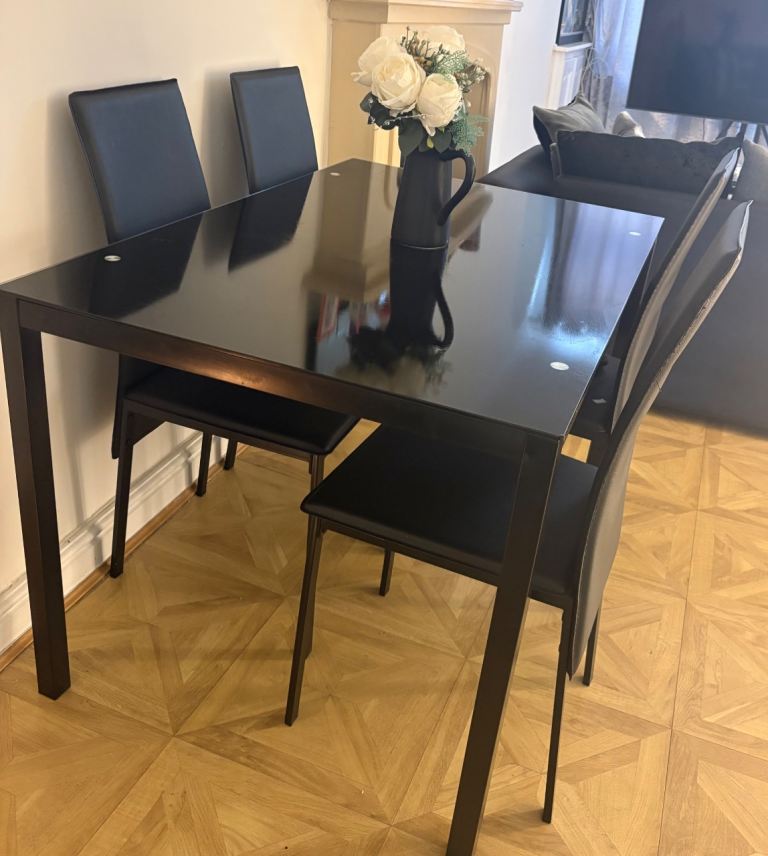 Dining table 4x chairs 