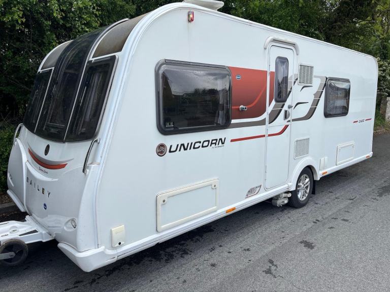 2017 Bailey Unicorn Cadiz fixed beds Motor movers caravan