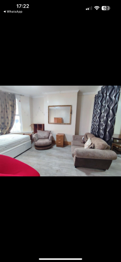 Spacious Ground Floor studio Flat(Council Tax Included)