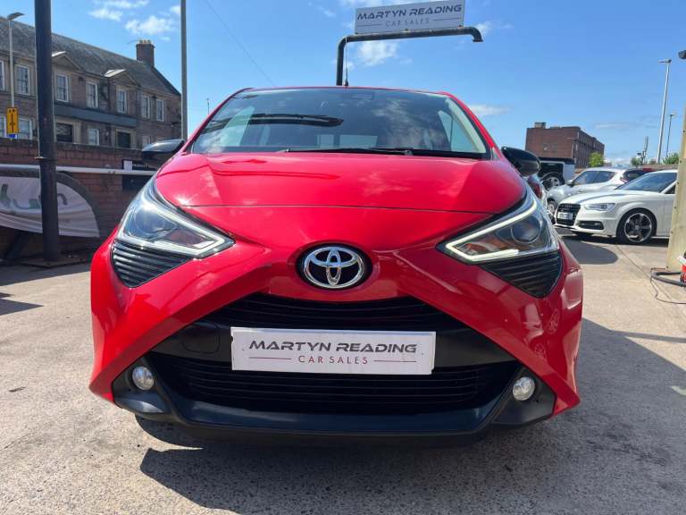 TOYOTA AYGO 1.0 VVT-i x-trend in Super Red 2021