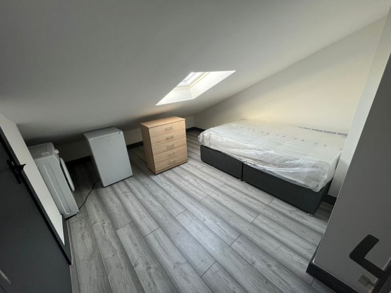 BRAND NEW Beautiful single room with own private ensuite (NEVER SHARING BATHROOM ANYMORE) 