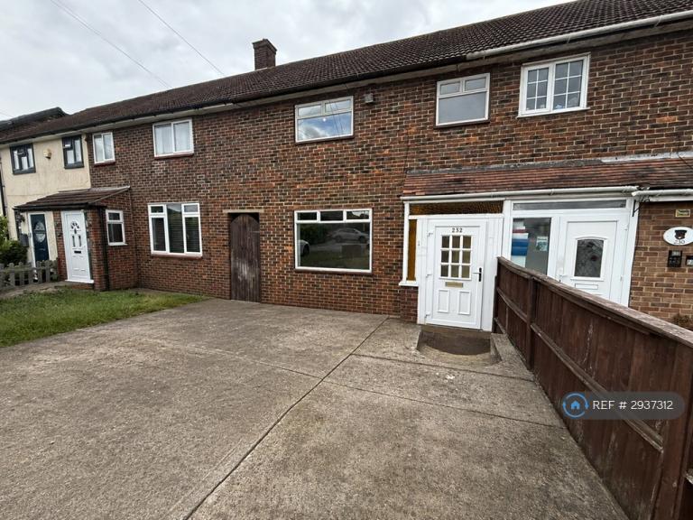 3 bedroom house in Straight Road, Romford, RM3 (3 bed) (#2937312)