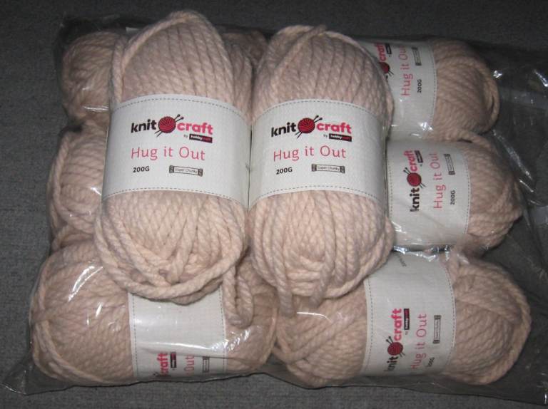 Hobbycraft super chunky HUG IT OUT knitting crochet wool yarn, 8 x 200gr balls plus