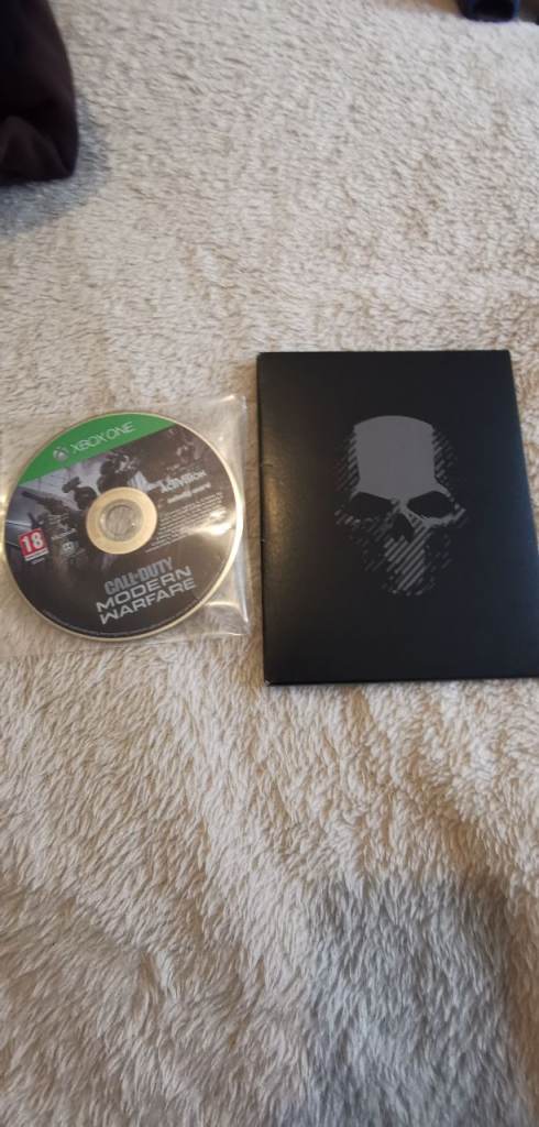 Call of Duty Modern Warfare Xbox one game & Ghost Recon soundtrack & map, bundle. 