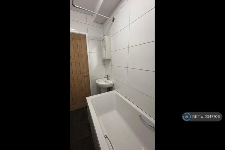 1 bedroom flat in Wellington Parade, Gloucester, GL1 (1 bed) (#2347706)