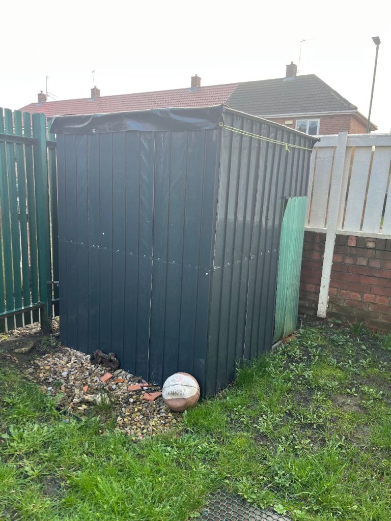 Dog house and 4m galvanised panels 