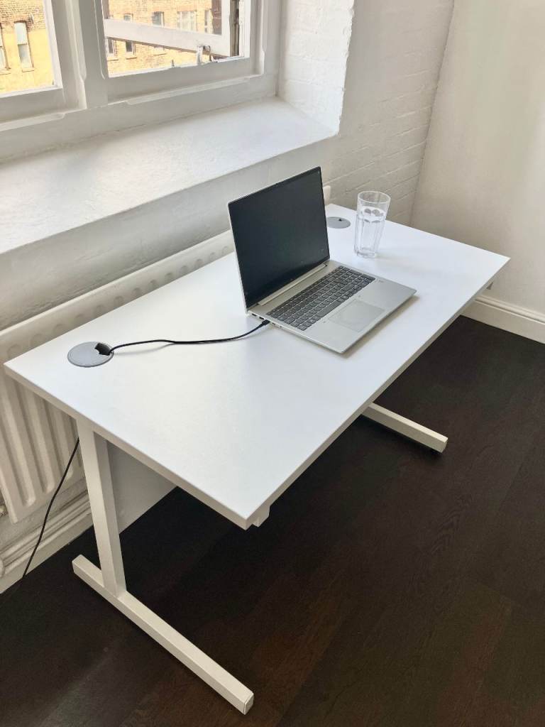 White modern desk, great quality, 1200x600mm, excellent condition