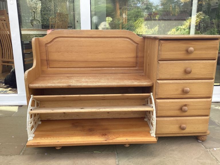 Shoe storage unit
