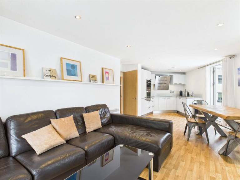 2 Bed 2 Bath Short or Long Let Sea-View Balcony + Sun Terrace Flat West Street, Central Brighton