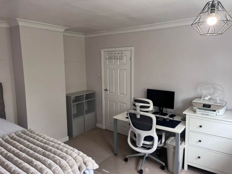 Spacious Double Room to Rent – Great Location Near Heathrow