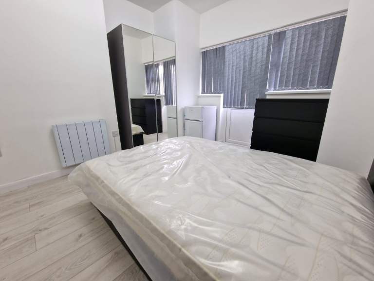 En-suite Studio Style Room in High Town Area - Available Now