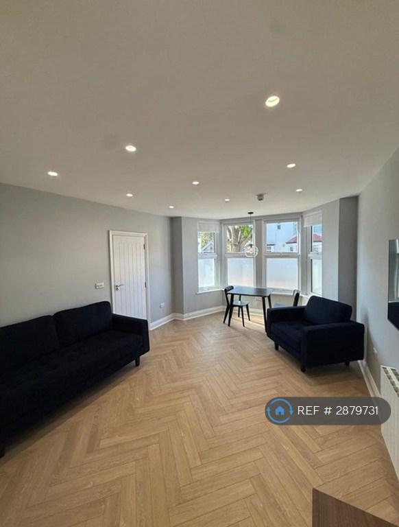 1 bedroom flat in Victor Drive, Leigh-On-Sea, SS9 (1 bed) (#2879731)