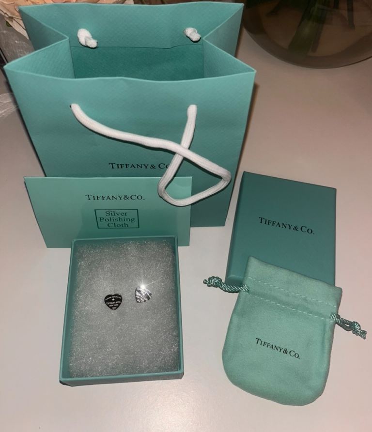 Tiffany & Co perfect valentines gift 🎁 silver heart earrings gemstone crystal stone in the middle 