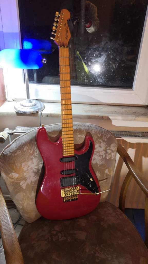 No mass produced Strat but a hand built 1980s Super Strat made in Germany - Hofner Reference S Pro