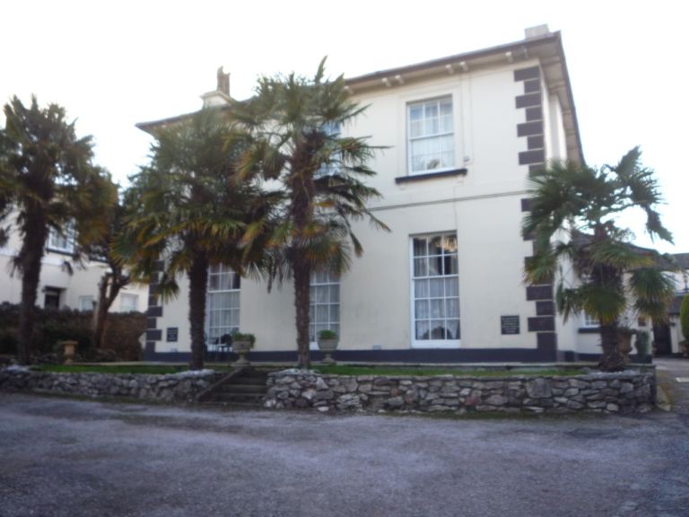 Permanent furnished studio flat Torquay