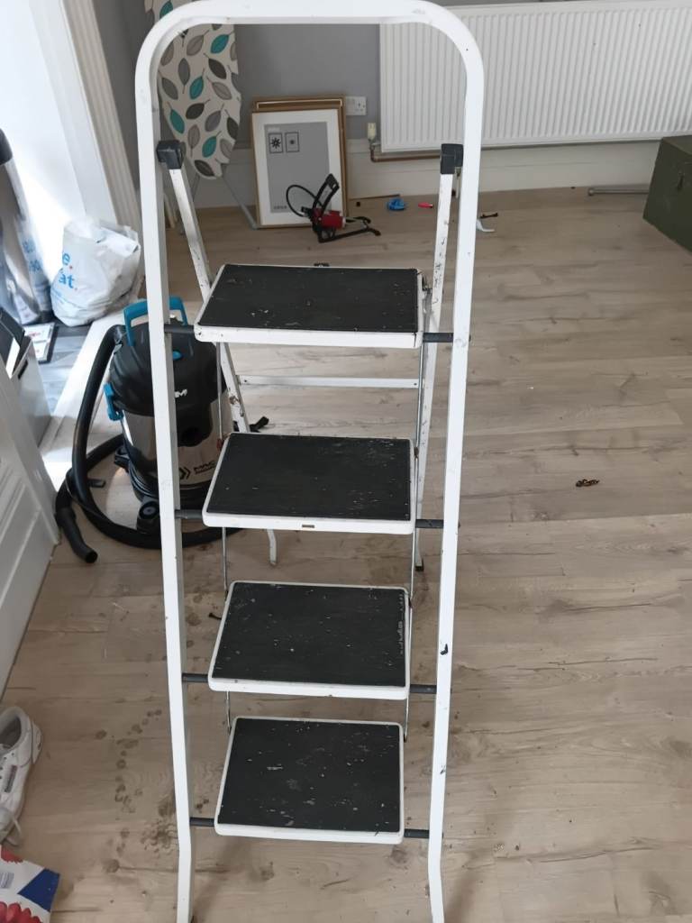 White Metal Step Ladder – 4 Steps, Good Condition