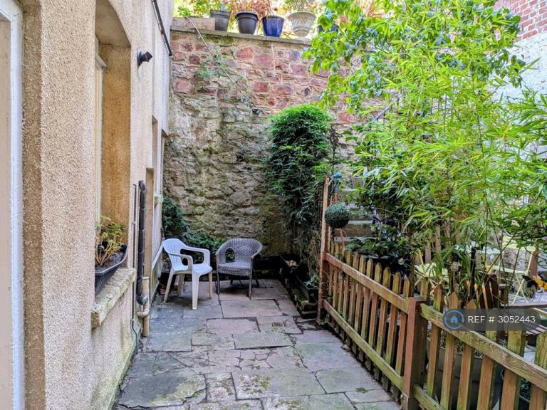 2 bedroom flat in Albemarle Row, Bristol, BS8 (2 bed) (#3052443)
