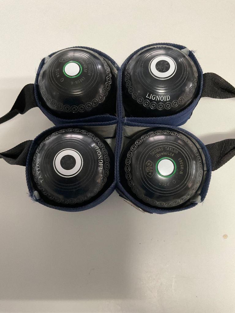 A set of 4 bowling bowls Taylor Lignoid size 0