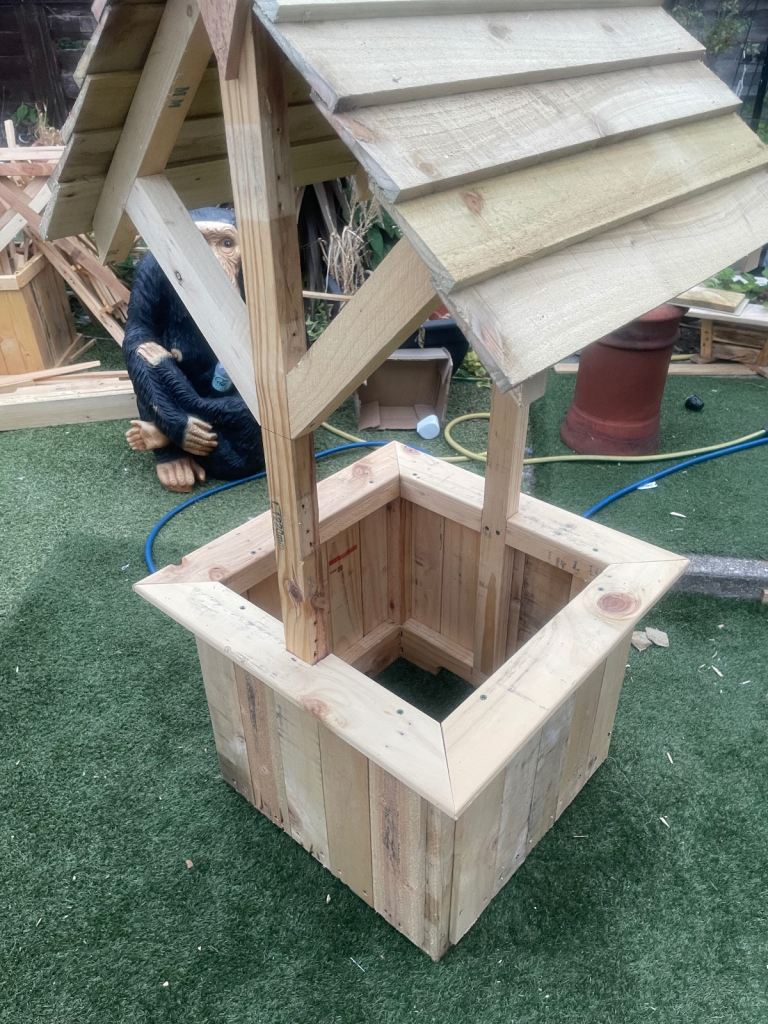 Garden planting wishing well 