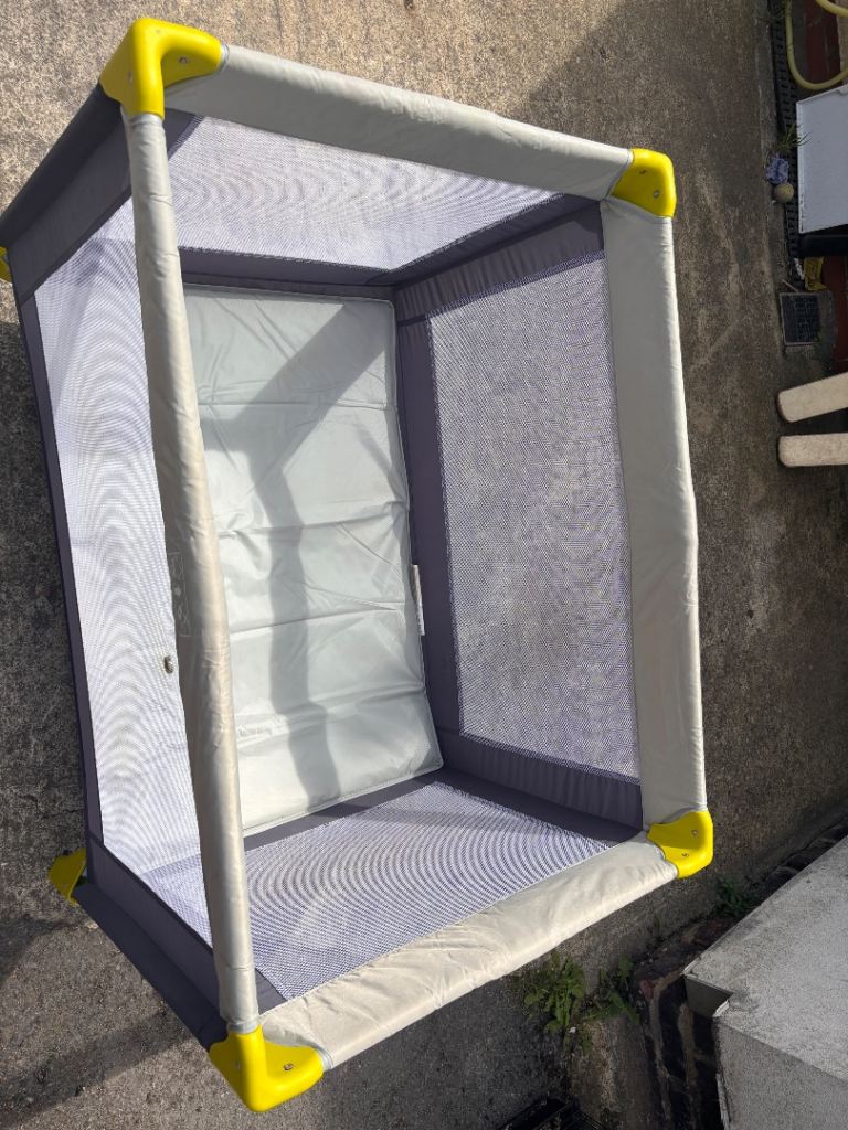 Travel cot