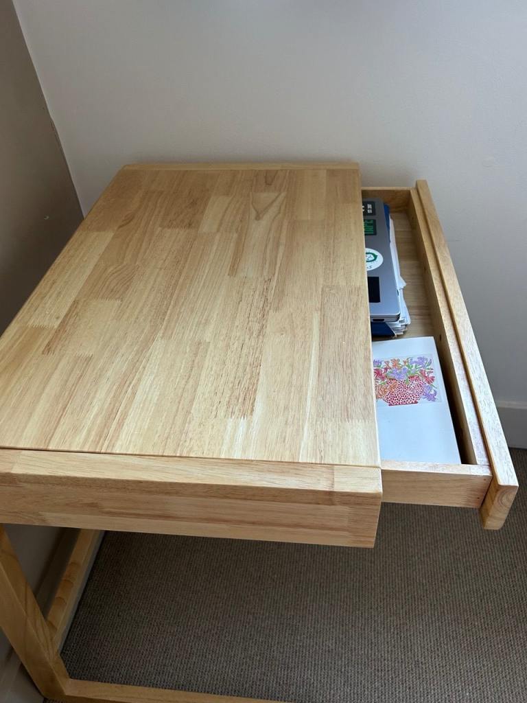 Compact Wooden Desk with Pull-Out Drawer – As Good As New