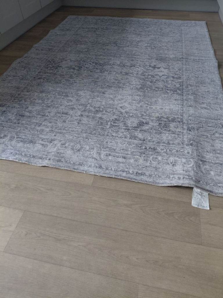 Grey pattern rug in very good condition 