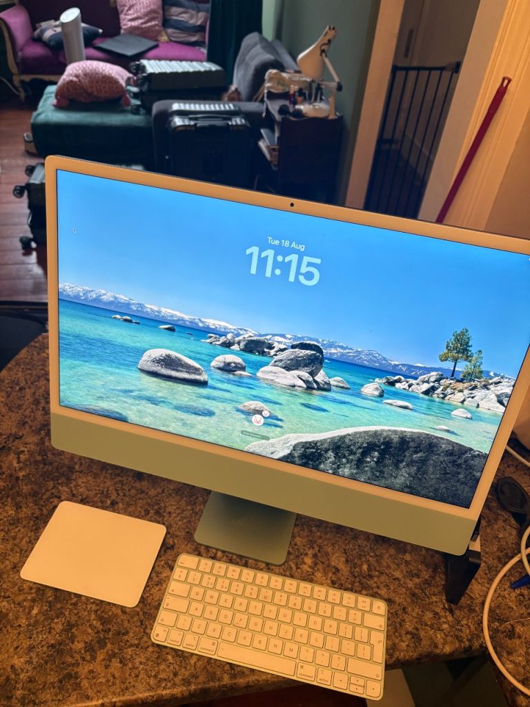 Apple iMac 24” M1 (2021) – 16GB RAM – Green – Keyboard + Trackpad