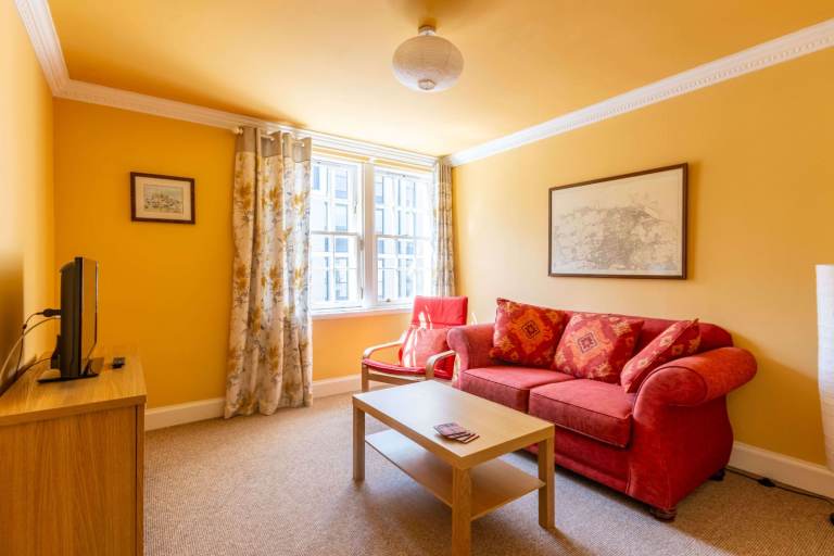 Delightful, 1 bedroom, 3rd floor flat in central location – available November