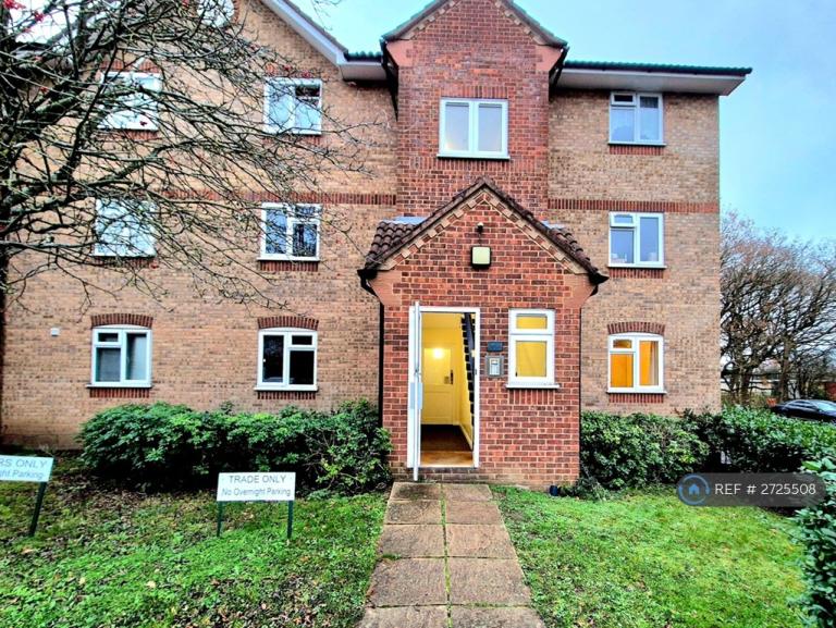 1 bedroom flat in Gainsborough Road, Hayes, UB4 (1 bed) (#2725508)