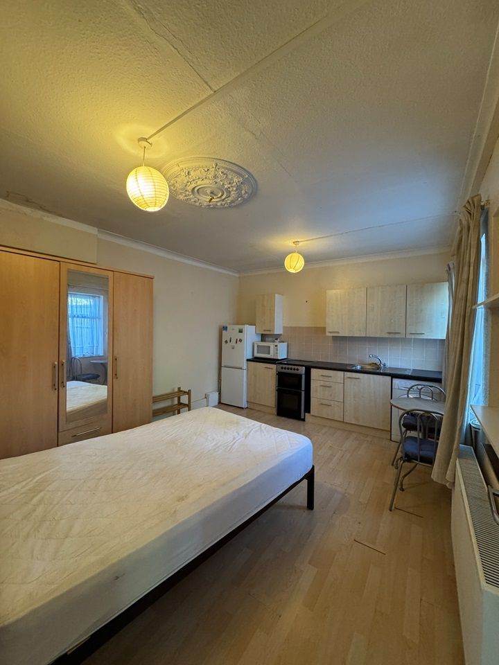 Delightful 1 bedroom, 1 bathroom Studio flat in a great location N12