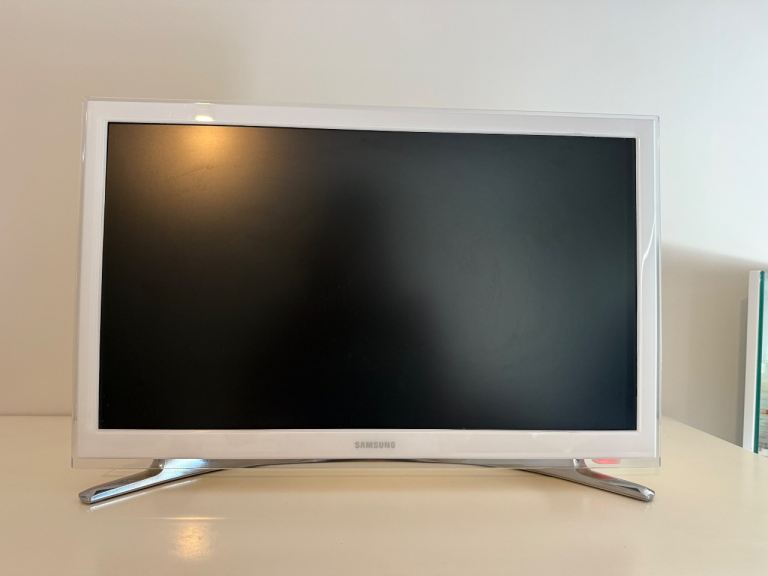 Samsung UE22H5610AK 22" White Smart Full HD LED TV - Tested & Working W/ Remote