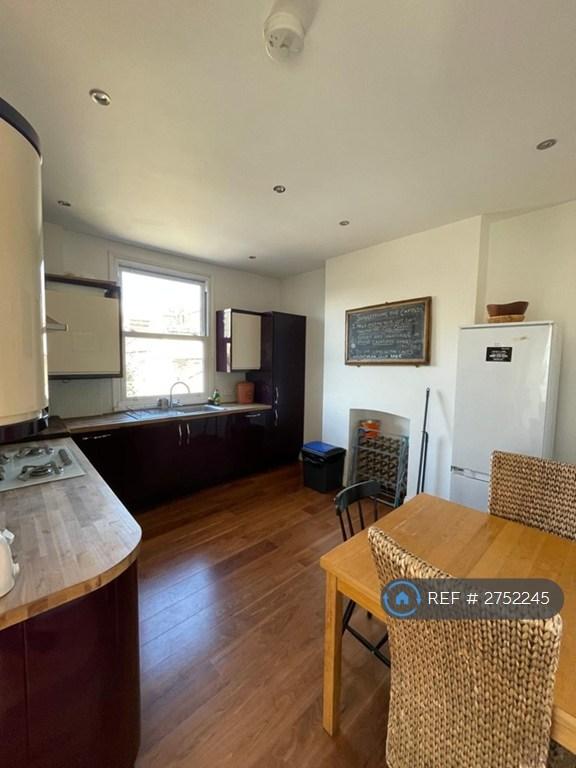 3 bedroom flat in Brixton Road, London, SW9 (3 bed) (#2752245)