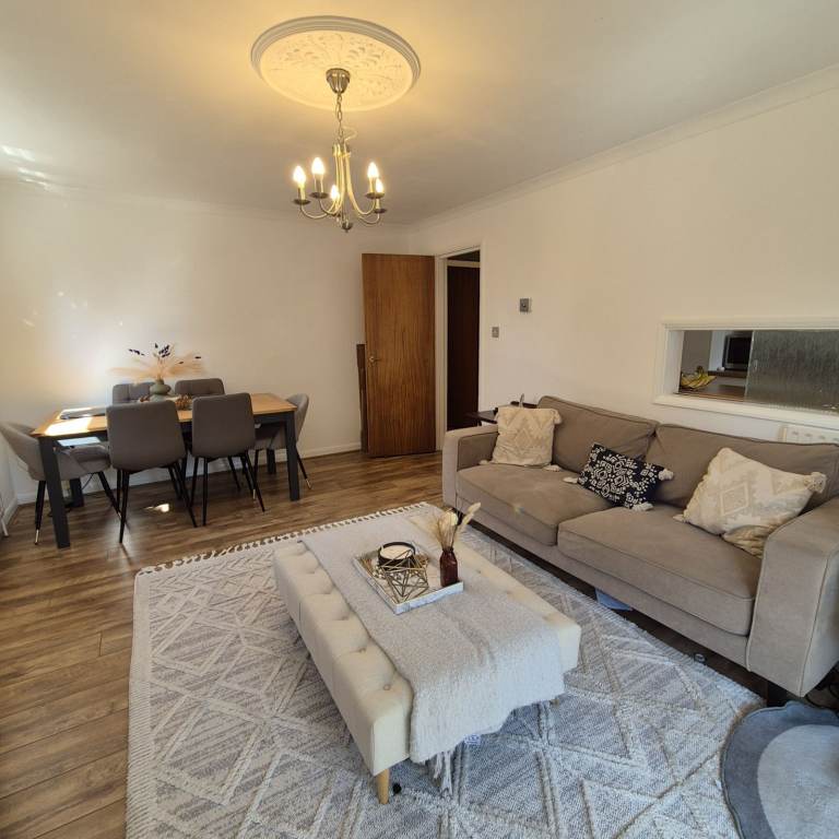 Perfect 3 bedroom house for long term rent located near tube in Walthamstow!