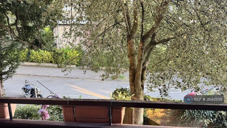 4 bedroom flat in Avenue Elmers, Surbiton, KT6 (4 bed) (#2843509)