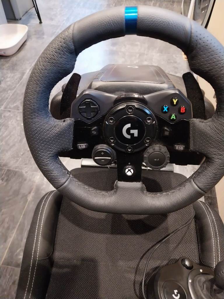 Logitech G923 Xbox/PC  Steering Wheel with Pedals and Gear Shifter And Play Seat