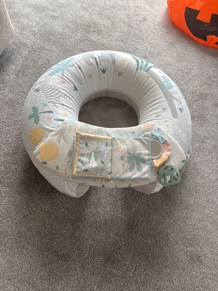 Baby sit and play floor seat 