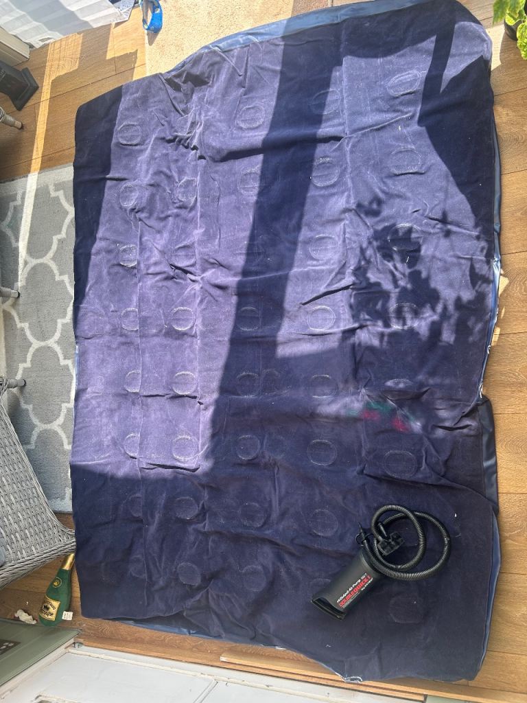 Double inflatable mattress with pump