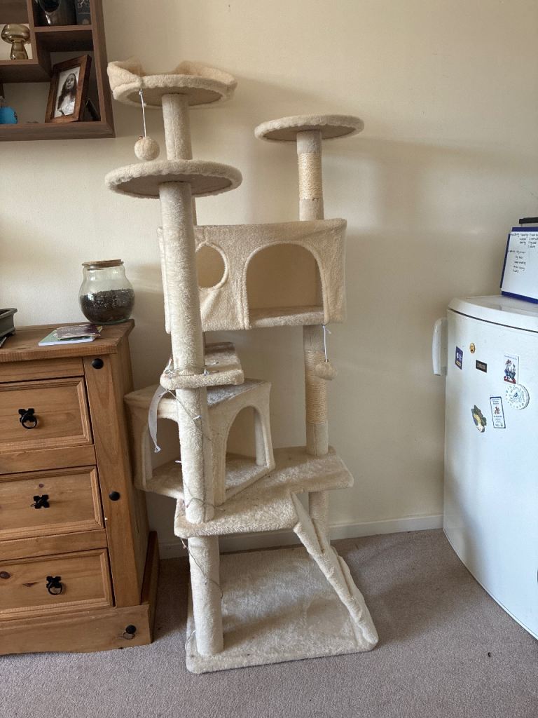 Cream Cat tower 