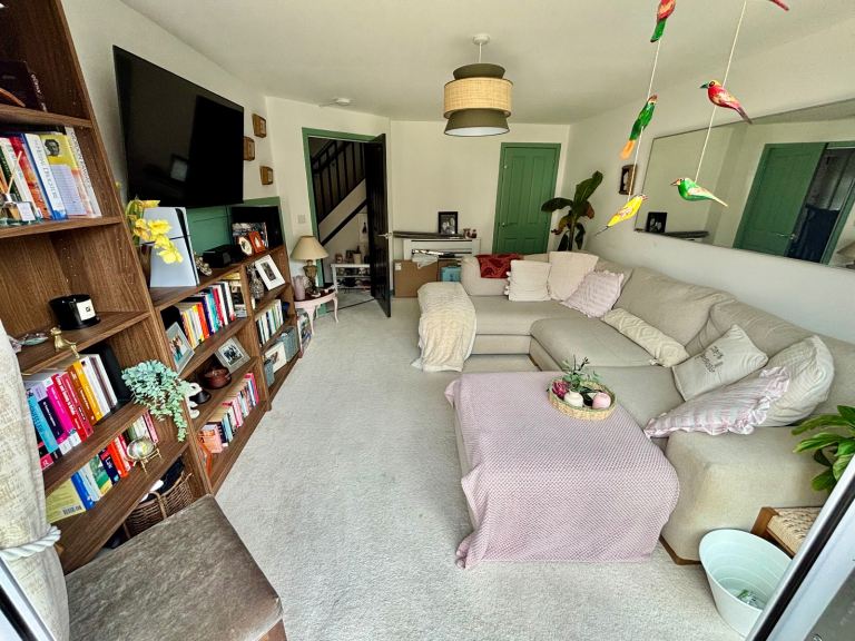 2 Bed House With Garden and Driveway 