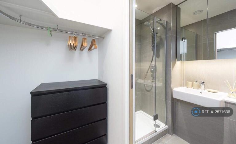 2 bedroom flat in Reminder Lane, London, SE10 (2 bed) (#2677638)