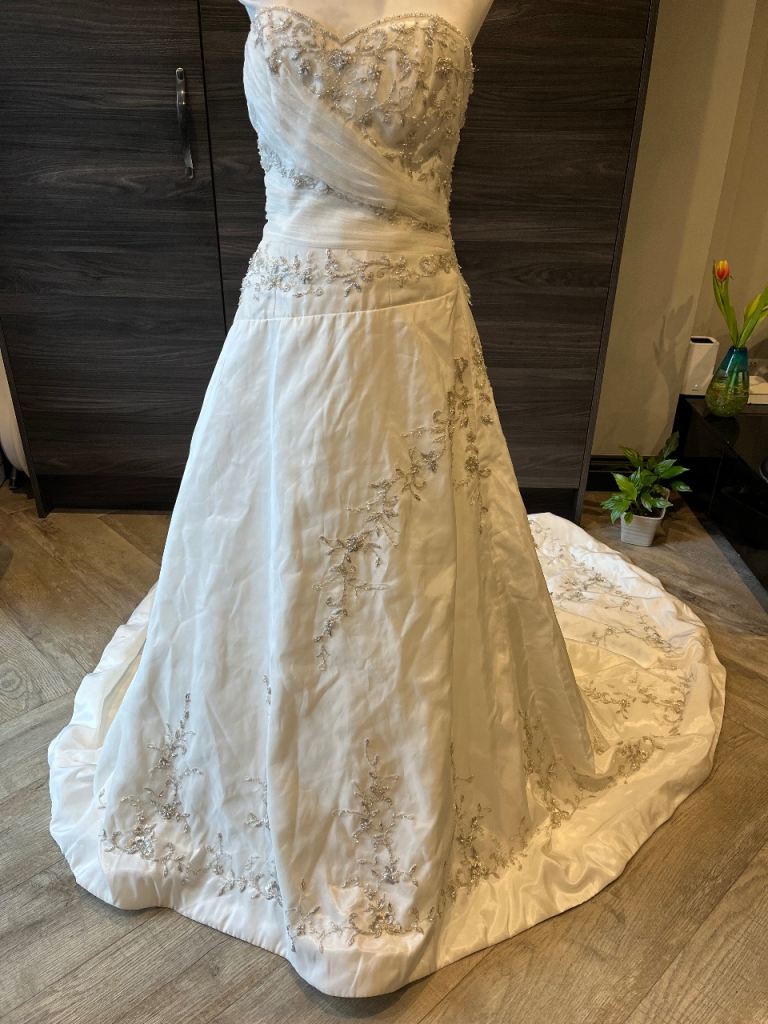 Raylia Designs Wedding Dress size 10