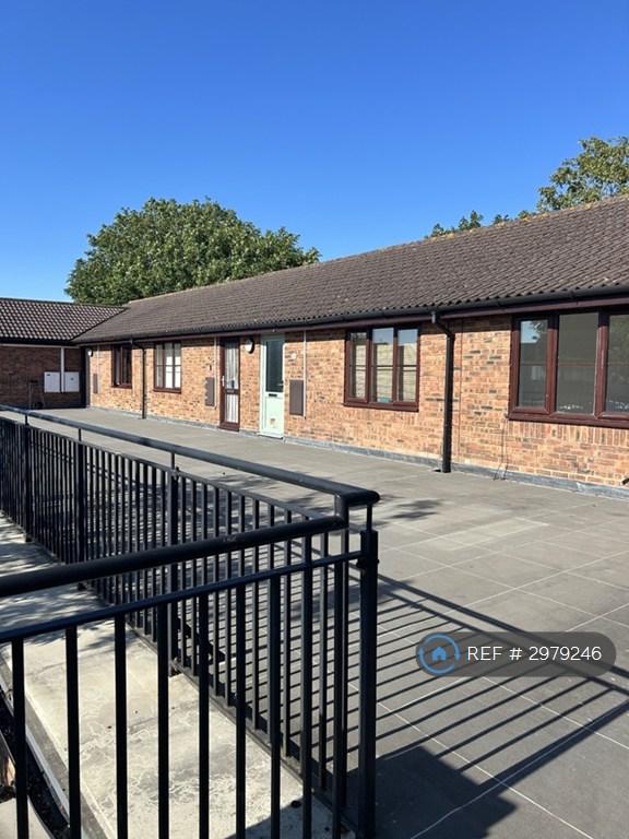 1 bedroom flat in Avon View Road, Burton, Christchurch, BH23 (1 bed) (#2979246)