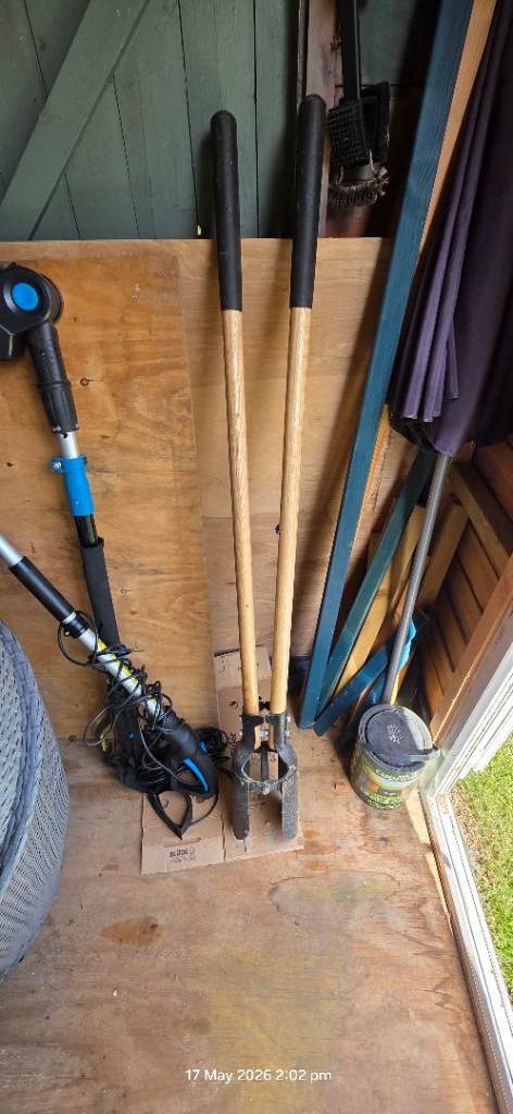 Scissor Action Post Hole Digger (fencing spade / shuv-holer).