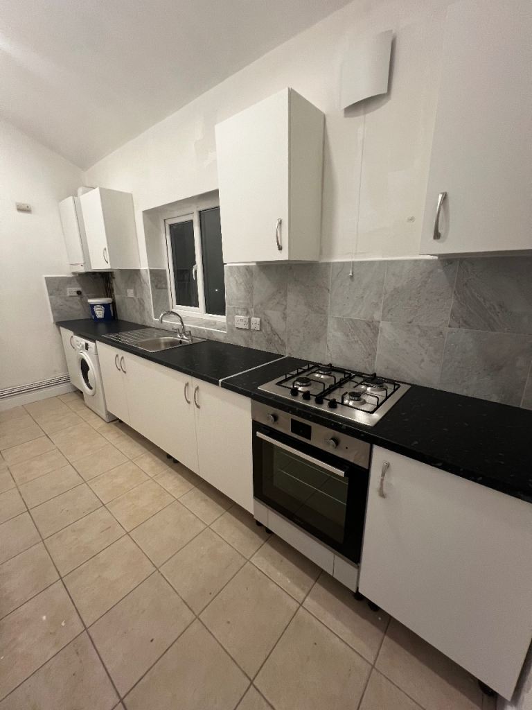 TWO BEDROOM FLAT TO LET AT WOOD STREET WALTHAMSTOW LONDON E17 3NR AREA. 